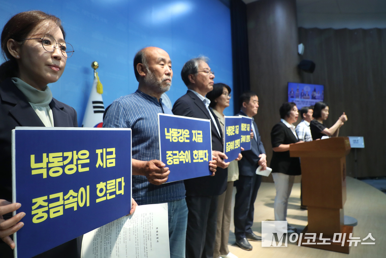11일 국회 소통관에서 열린 석포제련소 토양오염 관련 기자회견 참석자들이 피켓을 들고 있다. 사진=최동환 기자