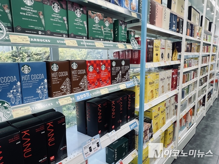 대형 할인마트에 커피 가공식품이 진열돼 있다. 사진=심승수 기자