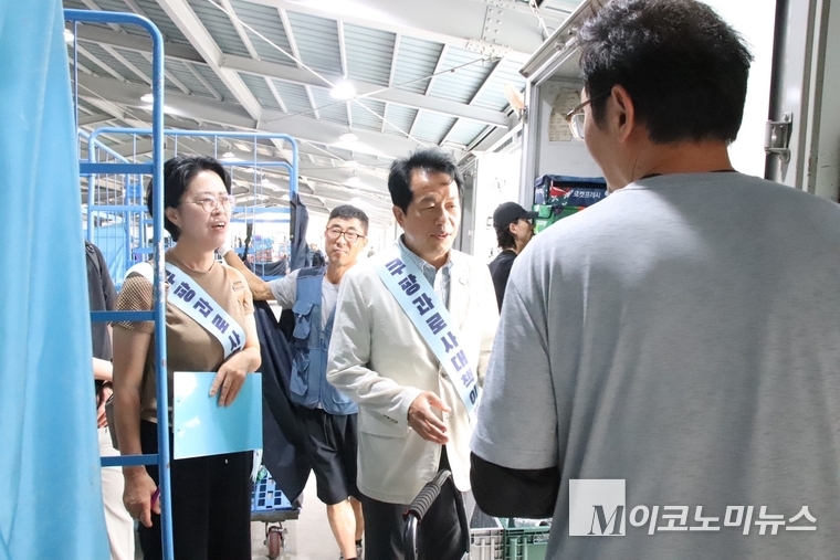 윤종오 진보당 의원이 11일 울산 쿠팡 효문 캠프를 찾아 노동자들과 대화하고 있다. 사진=진보당