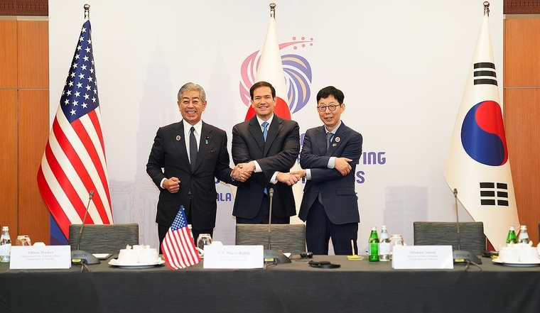 박윤주 외교부 제1차관(오른쪽)이 11일 말레이시아 쿠알라룸푸르에서 열린 한미일 외교장관 회의에 앞서 마코 루비오 미국 국무장관(가운데), 이와야 다케시 일본 외무상과 기념 촬영하고 있다. 사진=외교부 제공 