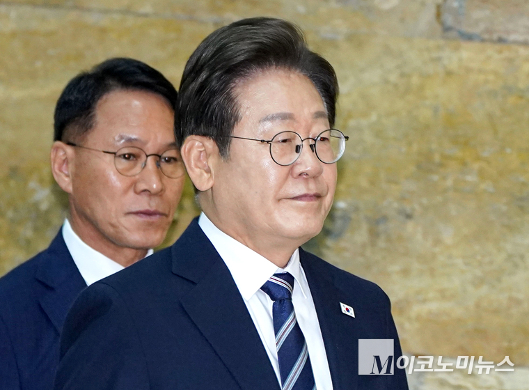 이재명 대통령이 지난 26일 국회 본청 본회의장에서 추가경정예산안 시정연설을 위해 국회 본회의장에 입장하고 있다. 사진=공동취재단