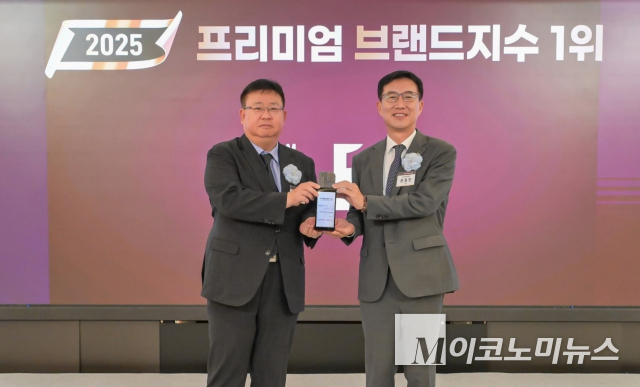 지난 11일 롯데호텔 서울에서 열린 ‘2025 프리미엄브랜드지수(KS-PBI)’ 시상식에서 에쓰-오일토탈에너지스윤활유 업마케팅본부 강원규 부사장(왼쪽)과 한국표준협회 문동민 회장(오른쪽)이 기념촬영을 하고 있다. 사진=에쓰-오일토탈에너지스윤활유