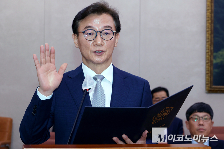 전재수 해양수산부장관 후보자가 14일 인사청문회에 참석해 선서하고 있다. 사진=최동환 기자