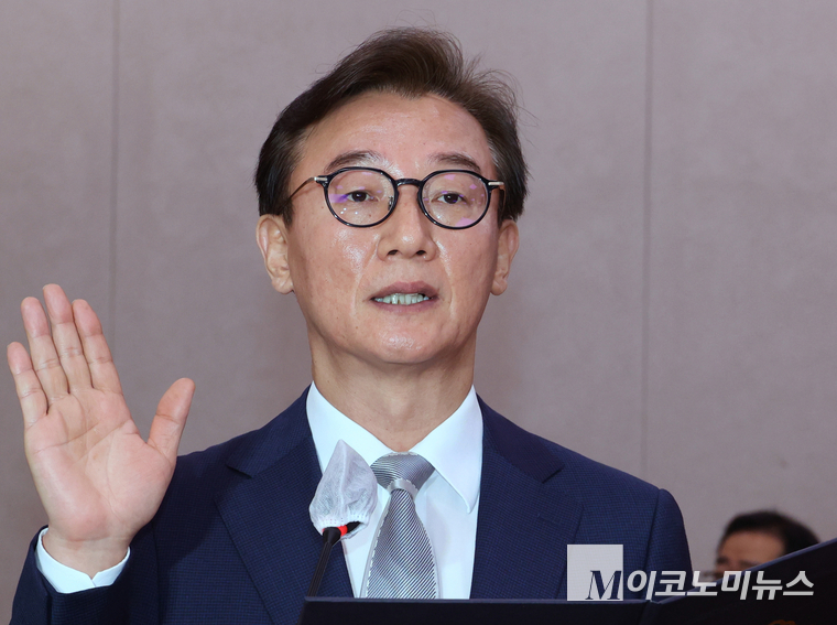전재수 해양수산부장관 후보자가 14일 인사청문회에 참석해 선서하고 있다. 사진=최동환 기자