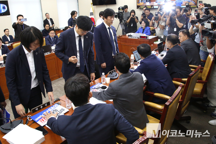 최민희 과학기술정보방송통신위원회 위원장이 경위들에게 피켓 제거를 지시했지만 국민의힘 의원들 반발이 이어졌다. 사진=최동환 기자