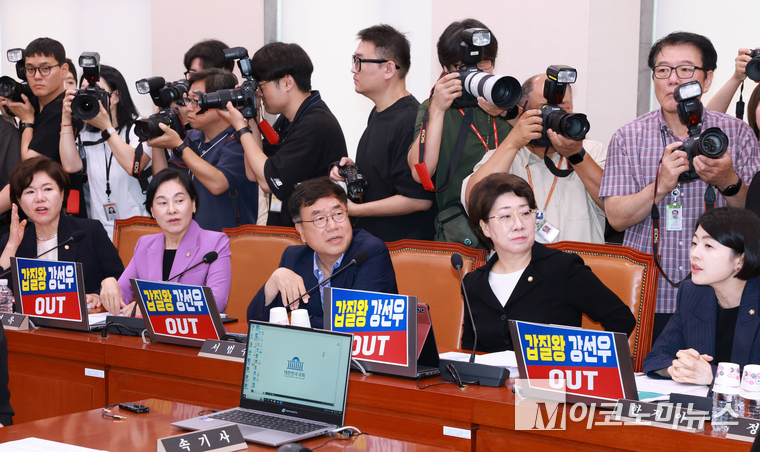야당 의원들이 피켓을 부착하고 인사청문회에 참석하고 있다. 사진=최동환 기자