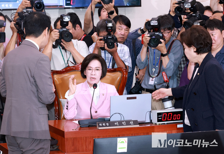 여야 간사가 이인선 여성가족위원회 위원장과 이야기 나누고 있다. 사진=최동환 기자
