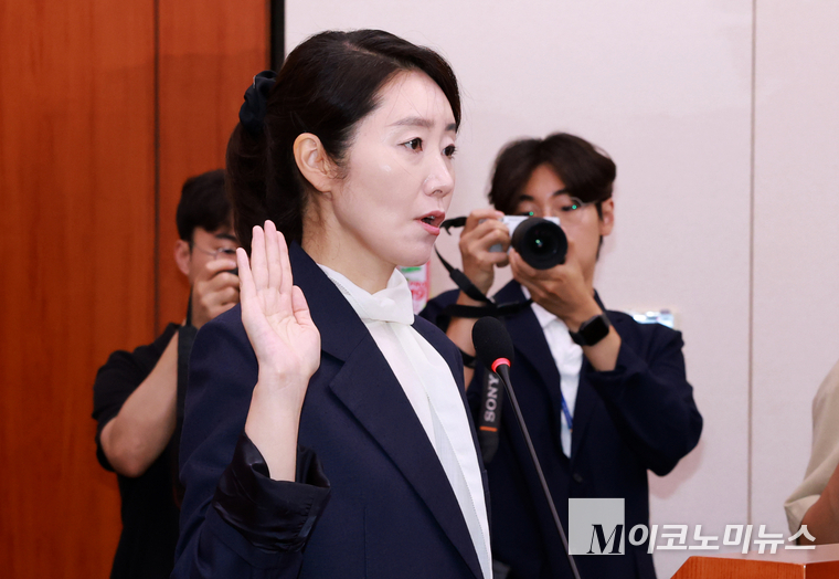 강선우 여성가족부장관 후보자가 선서하고 있다. 사진=최동환 기자