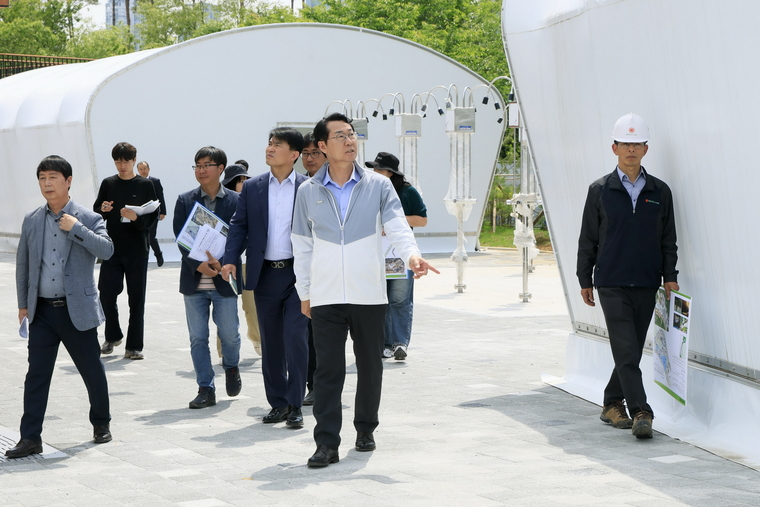 정명근 시장이 관계자들과 함께 동탄 패밀리풀 현장을 점검하고 있다 <화성특례시 제공>