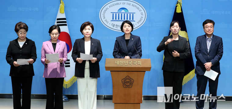 왼쪽부터 국민의힘 소속 국회 여성가족위원회 이달희, 서명옥, 조은회, 한지아, 서범수 의원이 14일 국회 소통관에서 기자회견 하고 있다. 사진=최동환 기자