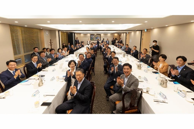 14일 오후 여의도에서 열린 경기도 민주당 국회의원. 원외위원장 정책간담회에서 김동연 경기도지사, 이학영 국회부의장, 김승원 더불어민주당 경기도당 위원장, 경기도 민주당 국회의원. 원외위원장 등이 기념촬영을 하고 있다 <경기도 제공>