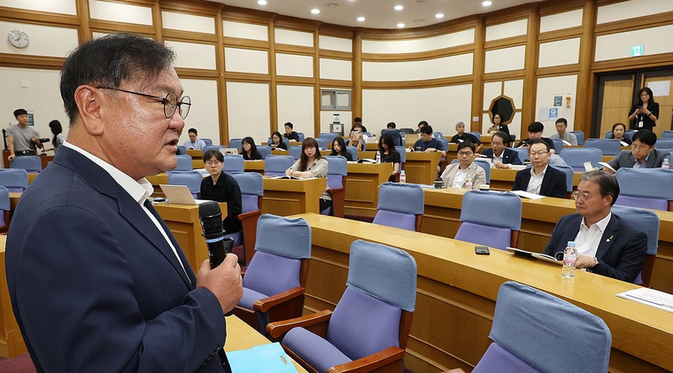 15일 서울 여의도 국회 의원회관에서 열린 '경제는 민주당 : 코스피 5000시대 실현을 위해 민주당이 할 일 : 주식편'에서 더불어민주당 김태년 의원이 발언하고 있다. 사진=연합뉴스