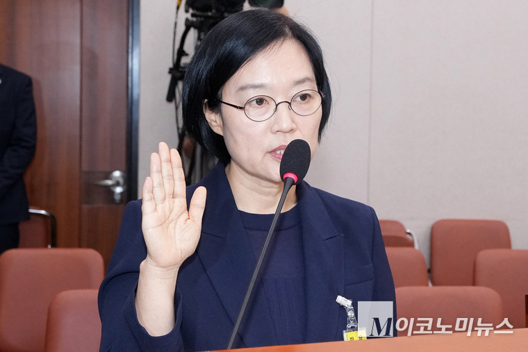 한성숙 중소벤처기업부 장관 후보자가 15일 산업통산자원중소벤처기업위원회에서 열린 인사청문회에 출석해 선서하고 있다. 사진=최동환 기자
