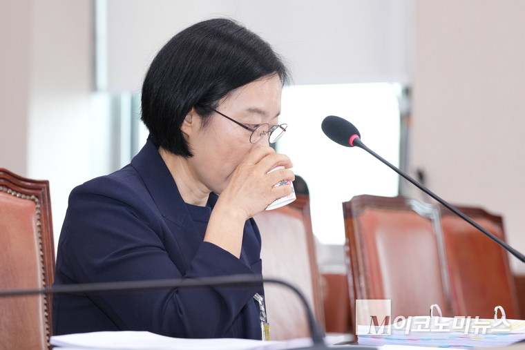 한성숙 중소벤처기업부 장관 후보자가 15일 산업통산자원중소벤처기업위원회에서 열린 인사청문회에 출석해 물을 마시고 있다. 사진=최동환 기자