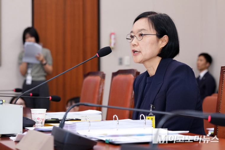 한성숙 중소벤처기업부 장관 후보자가 15일 산업통산자원중소벤처기업위원회에서 열린 인사청문회에 출석해 질의에 답하고 있다. 사진=최동환 기자