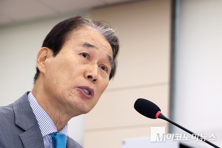 권오을 국가보훈부 장관 후보자가 15일 국회 정무위원회에서 열린 인사청문회에서 질의에 답하고 있다. 사진=최동환 기자