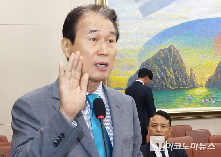 권오을 국가보훈부 장관 후보자가 15일 국회 정무위원회에서 열린 인사청문회에 출석해 선서하고 있다. 사진=최동환 기자
