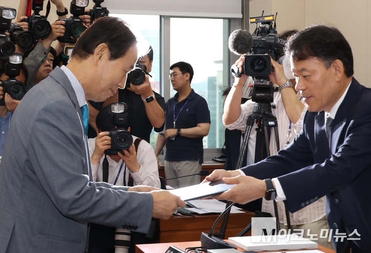 권오을 국가보훈부 장관 후보자가 15일 국회 정무위원회에서 열린 인사청문회에 출석해 선서문을 윤한홍 위원장에게 전달하고 있다. 사진=최동환 기자