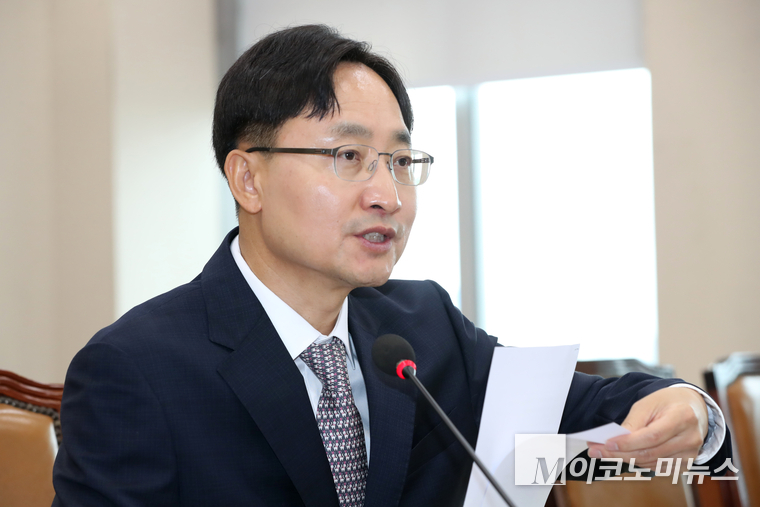 임광현 국세청장 후보자가 15일 국회 기획재정위원회에서 열린 인사청문회에 출석해 질의에 답하고 있다. 사진=최동환 기자