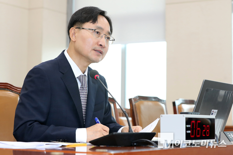임광현 국세청장 후보자가 15일 국회 기획재정위원회에서 열린 인사청문회에 출석해 질의에 답하고 있다. 사진=최동환 기자