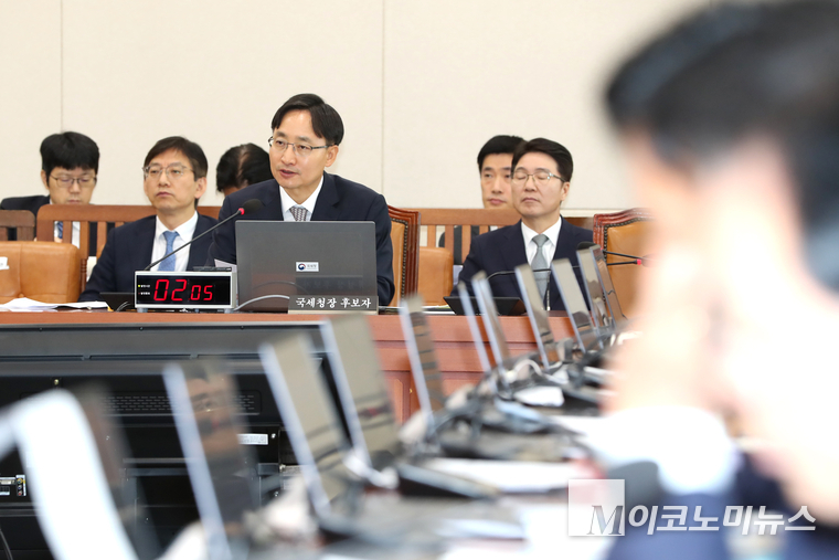 임광현 국세청장 후보자가 15일 국회 기획재정위원회에서 열린 인사청문회에 출석해 질의에 답하고 있다. 사진=최동환 기자