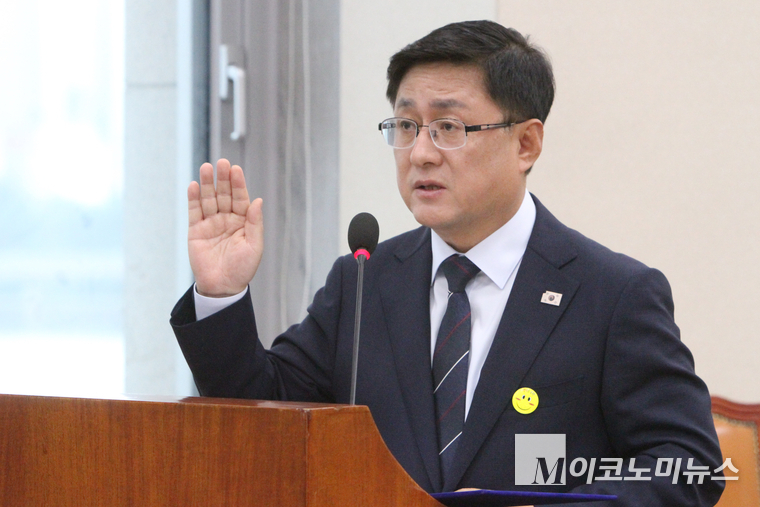 김성환 환경부 장관 후보자가 15일 국회 환경노동위원회에서 열린 인사청문회에 참석해 선서하고 있다. 사진=최동환 기자