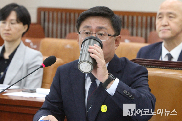 김성환 환경부 장관 후보자가 15일 국회 환경노동위원회에서 열린 인사청문회에서 보틀에 담긴 물을 마시고 있다. 사진=최동환 기자
