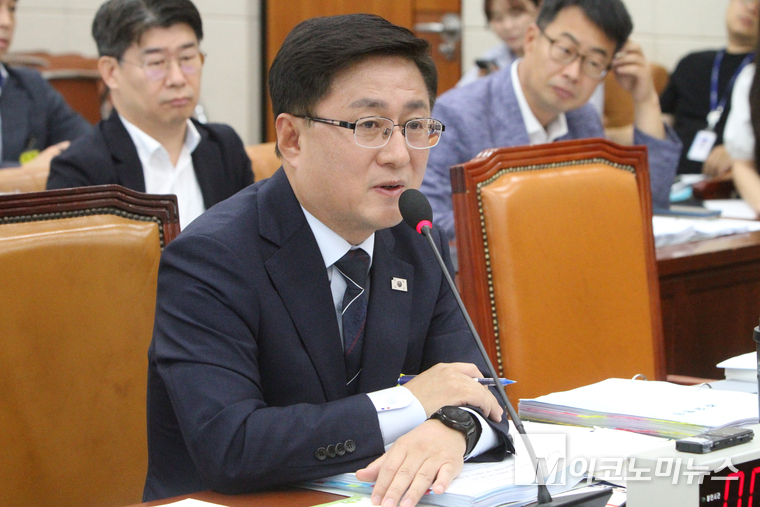 김성환 환경부 장관 후보자가 15일 국회 환경노동위원회에서 열린 인사청문회에 참석해 질의에 답하고 있다. 사진=최동환 기자