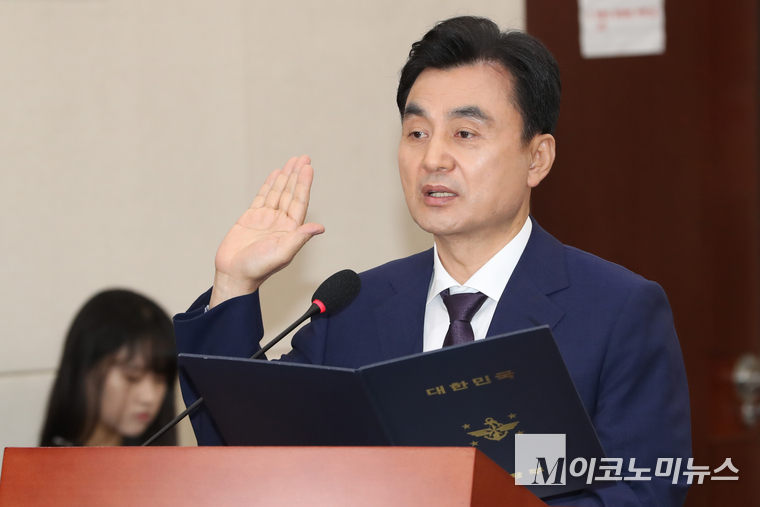 안규백 국방부 장관 후보자가 15일 국회 국방위원회 인사청문회에서 선서하고 있다. 사진=최동환 기자