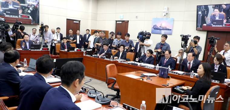 국회 국방위원회가 15일 국회 본청에서 제427회국회(임시회) 제2차 전체회의에서 국무위원후보자 청문회를 열고 있다. 사진=최동환 기자