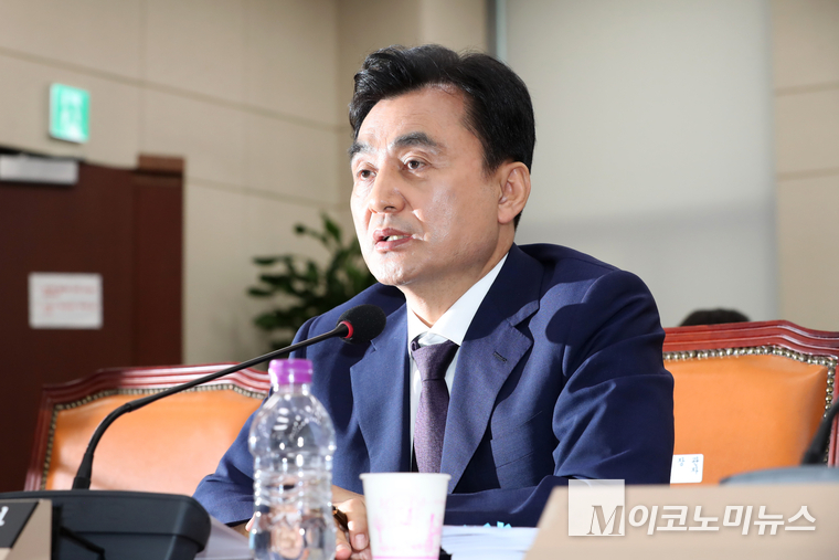 안규백 국방부 장관 후보자가 15일 청문회에서 질의에 답하고 있다. 사진=최동환 기자