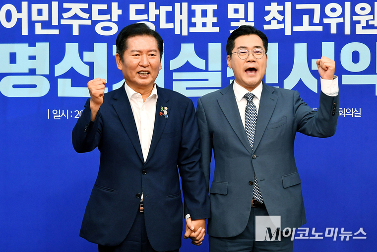 정청래·박찬대 더불어민주당 당대표 후보가 15일 국회 본청에서 열린 당대표 및 최고위원 후보 공명선거실천 서약식에서 기념촬영하고 있다. 사진=최동환 기자