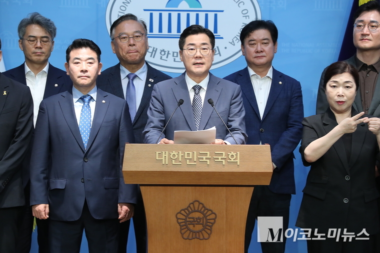 박찬대 더불어민주당 당대표 후보가 15일 국회 소통관에서 기자회견을 열고 정치·정당 개혁을 위한 10대 공약을 발표하고 있다. 사진=최동환 기자