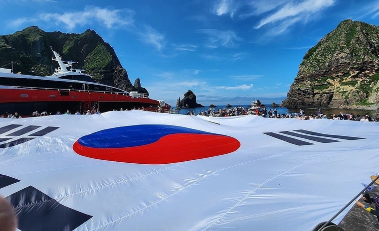 광복 80주년을 맞아 지난 달 28일 시민 80명이 독도 동도 선착장에서 가로 30m, 세로 20m 크기의 초대형 태극기를 펼치고 있다. 사진=서경덕 교수