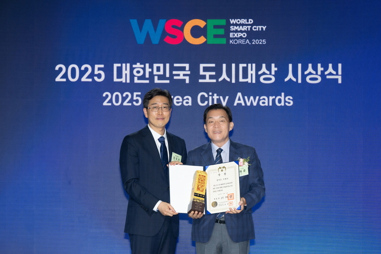 이재준 시장(오른쪽)이 ‘2025년 대한민국 도시대상’ 시상식에서 대통령상을 받고 있다 <수원시 제공>
