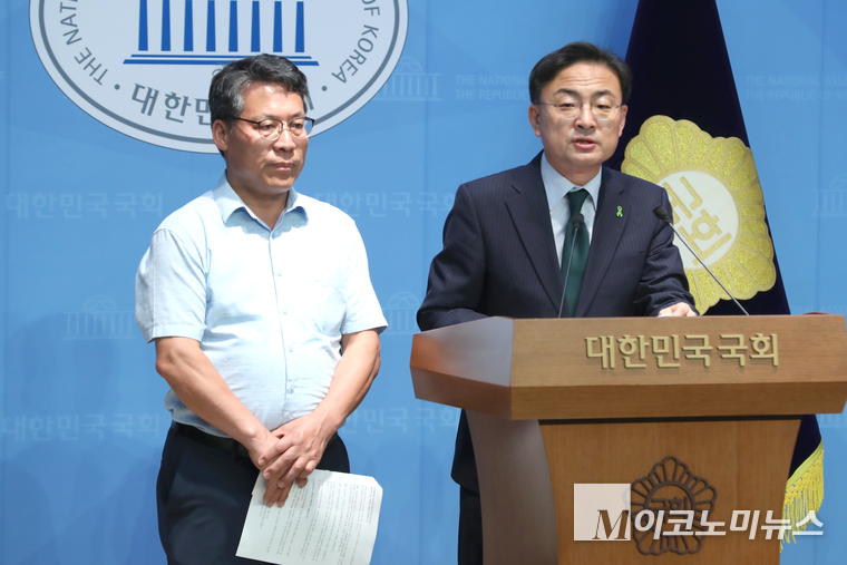 조국혁신당 신장식 의원(오른쪽)과 박웅두 농어민위원장은 15일 국회 소통관에서 기자회견하고 있다. 사진=최동환 기자