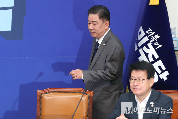 김병기 더불어민주당 대표 직무대행 겸 원내대표가 16일 국회 본청에서 열린 최고위원회의에 참석하고 있다. 사진=최동환 기자