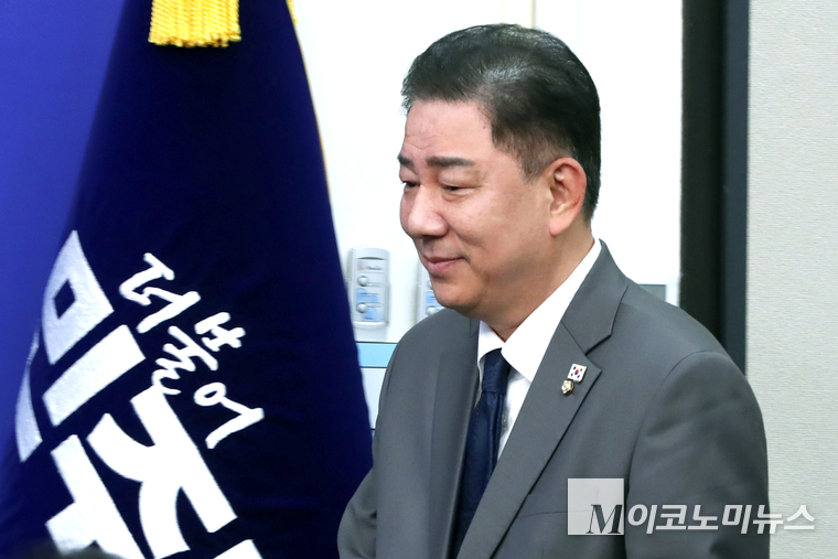 김병기 더불어민주당 대표 직무대행 겸 원내대표가 16일 국회 본청에서 열린 최고위원회의에 참석하고 있다. 사진=최동환 기자
