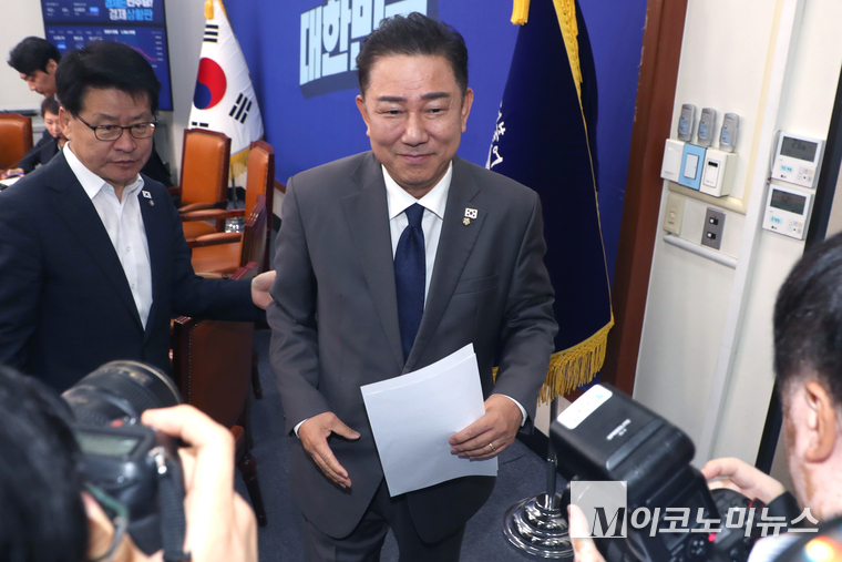김병기 더불어민주당 대표 직무대행 겸 원내대표가 16일 국회 본청에서 열린 최고위원회의서 발언하고 다음 일정을 위해 이석하고 있다. 사진=최동환 기자