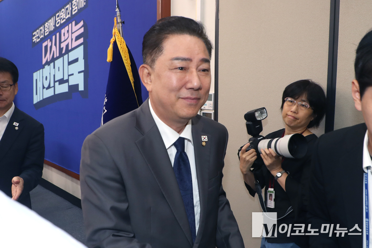 김병기 더불어민주당 대표 직무대행 겸 원내대표가 16일 국회 본청에서 열린 최고위원회의서 발언하고 다음 일정을 위해 이석하고 있다. 사진=최동환 기자