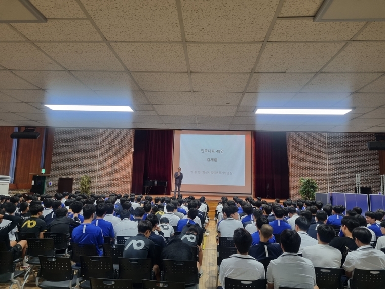 한동민 화성시독립사업소장이 수원고등학교에서 강연을 펼치고 있는 모습 <수원시 제공>