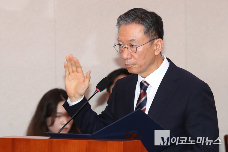 정성호 법무부장관 후보자가 16일 국회 본청에서 열린 인사청문회에서 선서하고 있다. 사진=최동환 기자