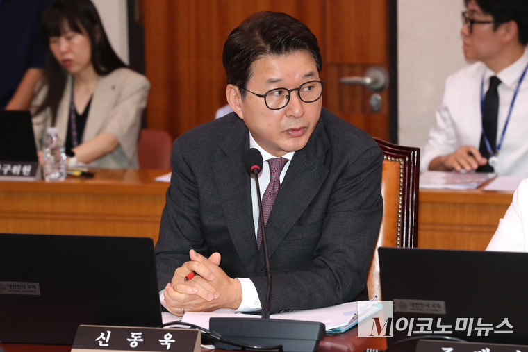 신동욱 국민의힘 의원이 의사진행 발언에서 후보자의 자료 제출을 요구하고 있다. 사진=최동환 기자