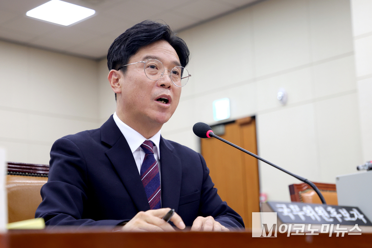 김영훈 고용노동부 장관 후보자가 16일 인사청문회에서 질의에 답하고 있다. 사진=최동환 기자