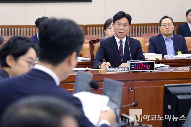 김영훈 고용노동부 장관 후보자가 16일 인사청문회에서 질의에 답하고 있다. 사진=최동환 기자