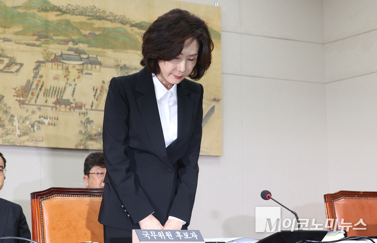 이진숙 교육부장관 후보자가 16일 인상청문회에서 고개 숙여 인사하고 있다. 사진=최동환 기자