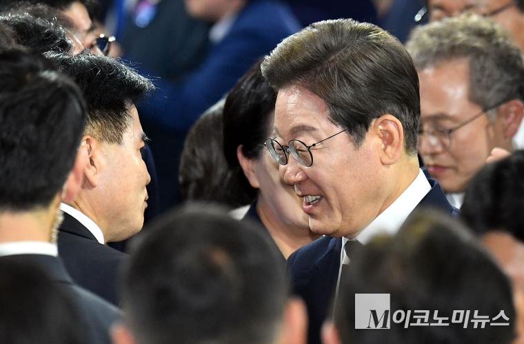 이재명 대통령이 지난 6월 4일 대통령 취임식에서 참석해 내빈과 인사하고 있다. 사진=최동환 기자