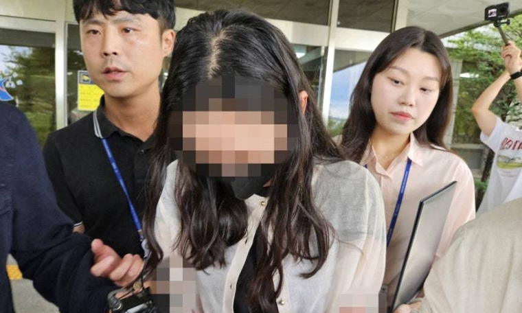 시험기간 중 학교에 무단 침입한 혐의로 구속 영장이 청구된 전직 기간제 교사 A 씨가 14일 대구지법 안동지원에서 영장실질심사을 받은 후 이동하고 있다. 사진=연합뉴스