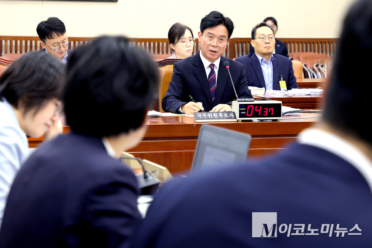 김영훈 고용노동부 장관 후보자가 16일 열린 청문회에서 질의에 답하고 있다. 사진=최동환 기자