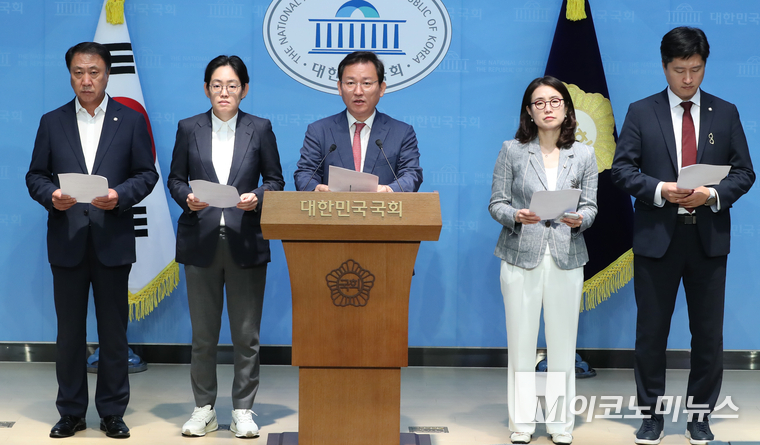 국민의힘 환노위 위원들이 (왼쪽부터 김위상·조지연·김형동·김소희·우재준) 16일 국회 소통관에서 기자회견하고 있다. 사진=최동환 기자